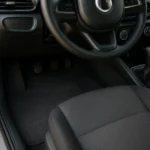 Interior automotivo com carpete em detalhe