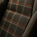 Tecido xadrez Clark Plaid vermelho no painel central de um banco esportivo, estilo Golf GTI