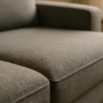 Almofada de sofá cinza chenille com bolinhas de pilling, desgaste natural do tecido